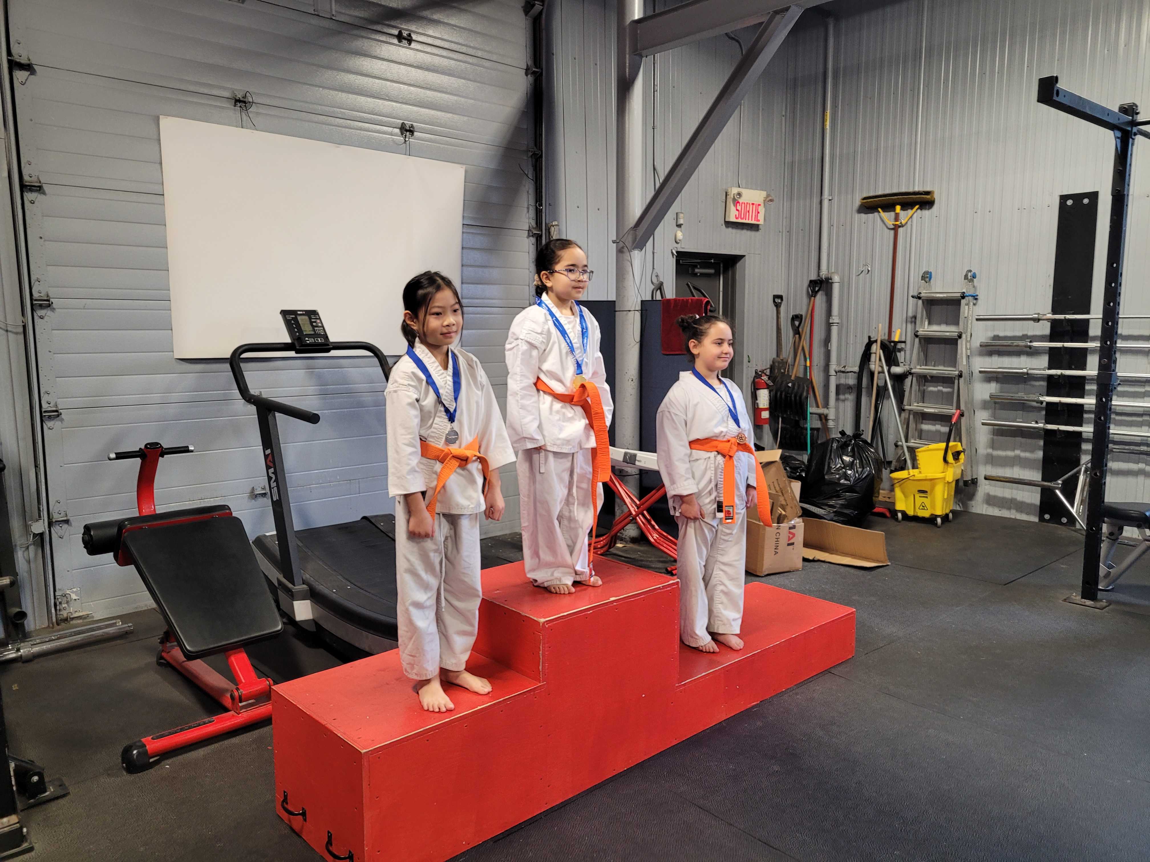 Hadjer_Milan_et_Lina_sur_le_podium